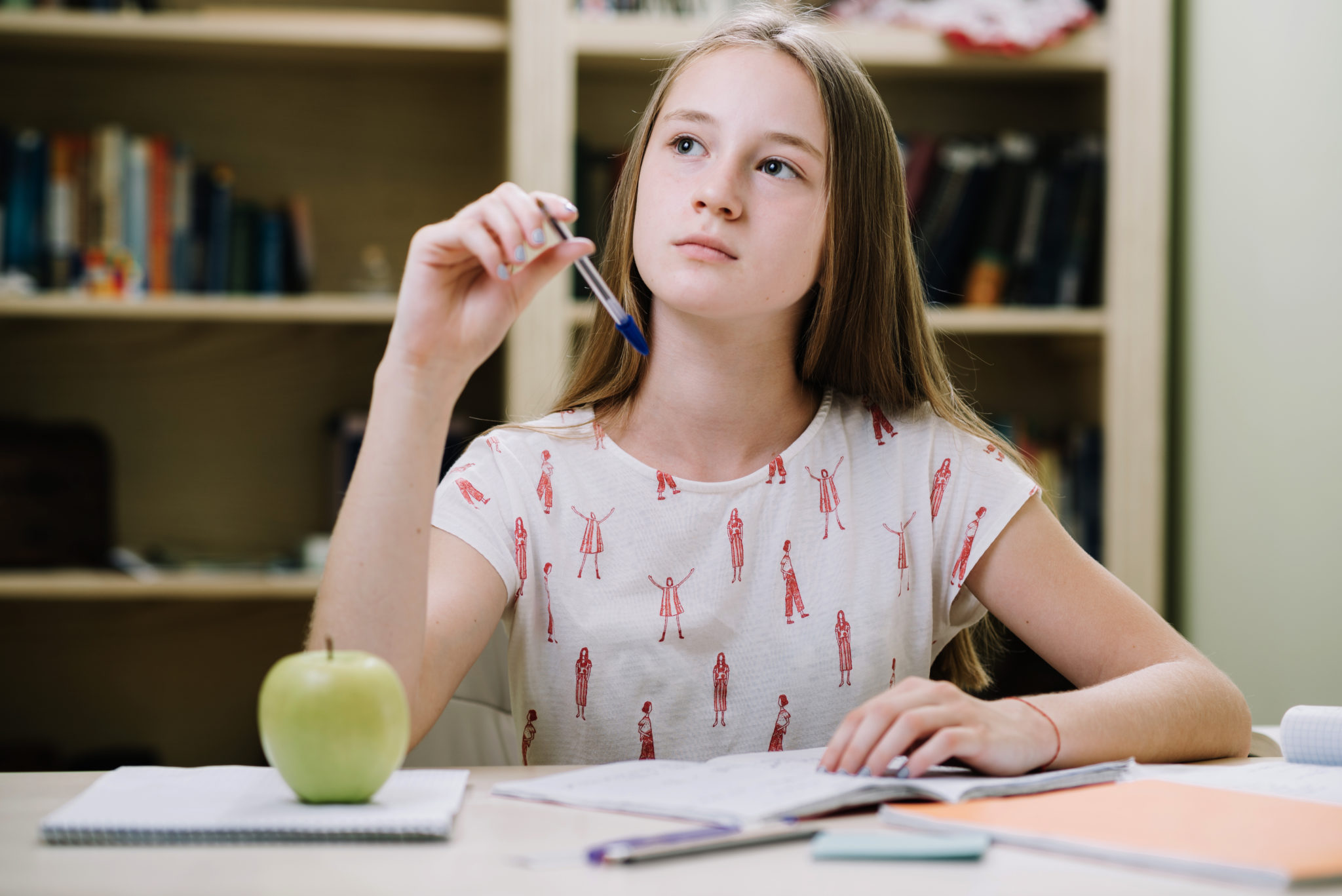 New studying year. Задумчивая девочка подросток. Мечтательная девочка. Мечтательный подросток. Девушка подросток учится.